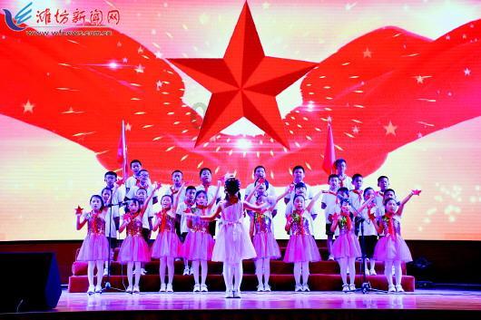 生图翻车后，孙俪陪娃打球打扮时髦，12岁等等羊毛卷风格大变